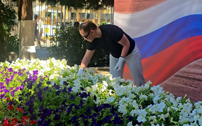 За клумбой нужен глаз да глаз. А у нас - студотряд! 