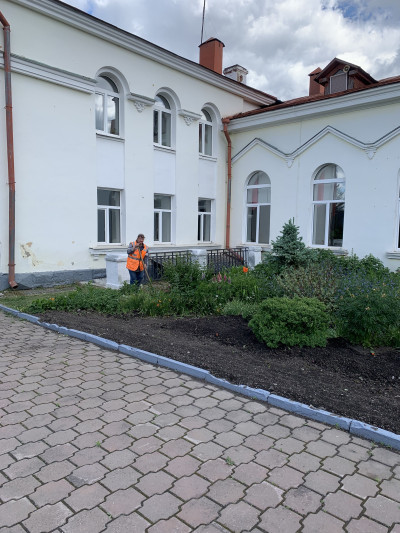 Платформа в цвету: работники вокзала постепенно высаживают рассаду