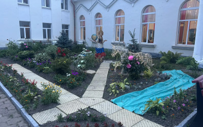 Несмотря на непогоду-клумба готова!